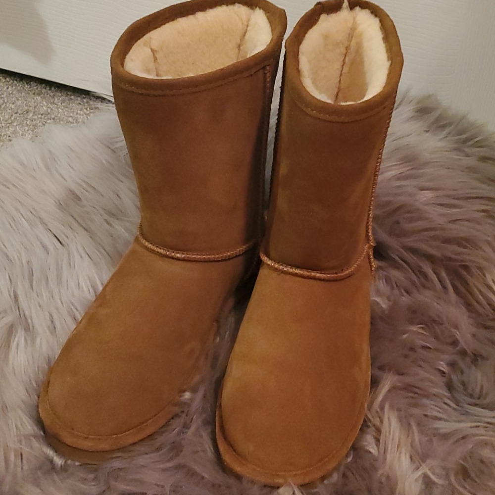 Size 9 bear paw boots.